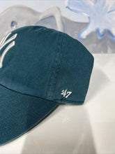 Load image into Gallery viewer, New York Yankees Pacific Green 47` Brand Clean Up Dad Hat