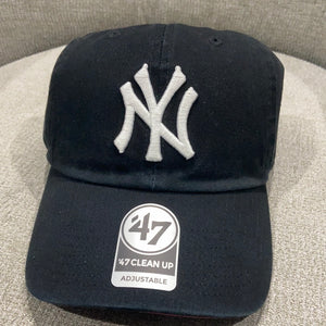 New York Yankees `47 Brand Black Clean Up Adjustable Hat with Red Brim