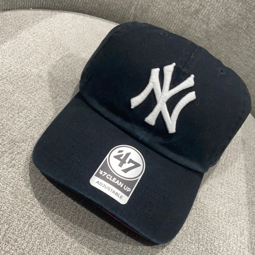 New York Yankees `47 Brand Black Clean Up Adjustable Hat with Red Brim